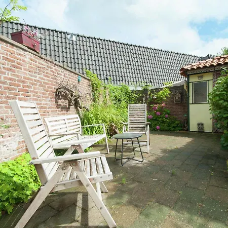 Semi Detached House With Garden In Quiet Location Within Walking Distance Of The Centre Of Bergen ברחן