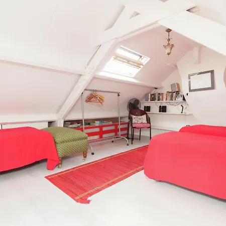 Semi Detached House With Garden In Quiet Location Within Walking Distance Of The Centre Of Bergen * ברחן