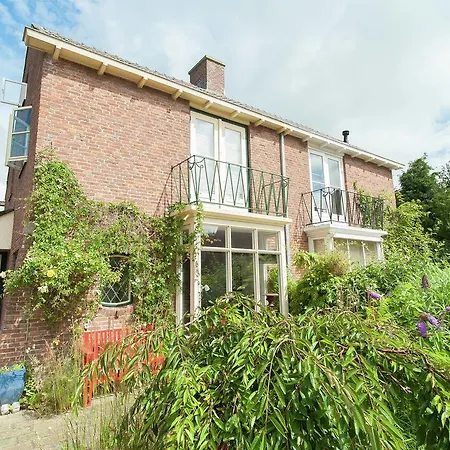 Semi Detached House With Garden In Quiet Location Within Walking Distance Of The Centre Of Bergen ברחן